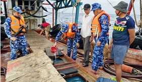 Bộ Tư lệnh Vùng Cảnh sát biển 4 bắt giữ tàu vận chuyển trái phép 50.000 lít dầu D.O trên biển