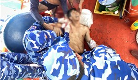 Tàu CSB 8021 kịp thời cấp cứu thuyền viên bị nạn trên biển