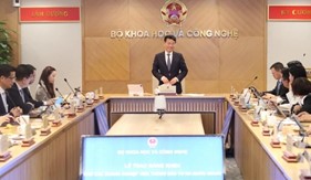 Bộ trưởng Nguyễn Mạnh Hùng muốn Viettel chinh phục thị trường thế giới