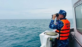 Bộ Tư lệnh Vùng Cảnh sát biển 1 phối hợp tìm kiếm, đưa 11 thuyền viên bị nạn trên biển về đất liền an toàn