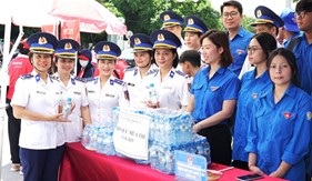 Đoàn cơ sở và Hội Phụ nữ Bộ Tham mưu Cảnh sát biển Việt Nam tiếp sức mùa thi năm 2025