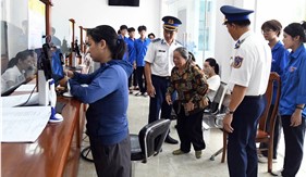 Tuổi trẻ Bộ Tư lệnh Vùng Cảnh sát biển 1 hỗ trợ nhân dân giải quyết thủ tục hành chính