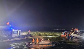 Bộ Tư lệnh Vùng Cảnh sát biển 1 nỗ lực xuyên đêm tìm kiếm nạn nhân vụ lật tàu du lịch trên vịnh Hạ Long
