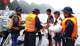 Bộ Tư lệnh Vùng Cảnh sát biển 1 hỗ trợ ngư dân phòng, chống bão Wipha trên Vịnh Bái Tử Long