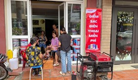 237 điểm sạc miễn phí tại cửa hàng Viettel hoạt động xuyên bão để hỗ trợ người dân
