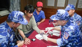 Bộ Tư lệnh Vùng Cảnh sát biển 4 kịp thời hỗ trợ ngư dân gặp nạn trên biển