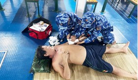 Bộ Tư lệnh Vùng Cảnh sát biển 4 kịp thời hỗ trợ ngư dân gặp nạn trên biển