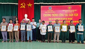 Cảnh sát biển Việt Nam đến với đồng bào dân tộc Pacô, Vân Kiều