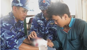 Tàu CSB 6003 kịp thời hỗ trợ ngư dân gặp nạn trên biển