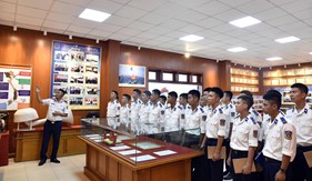 Bộ Tư lệnh Vùng Cảnh sát biển 1 tiếp lửa truyền thống  cho chiến sĩ mới