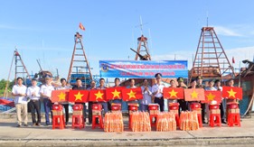 Cảnh sát biển đồng hành với ngư dân Đồng Tháp