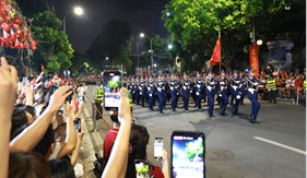 Vinh dự và tự hào khi được diễu hành trong vòng tay nhân dân