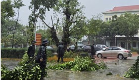 Đoàn Đặc nhiệm phòng chống tội phạm ma túy số 2 giúp nhân dân tỉnh Nghệ An phòng chống bão số 5