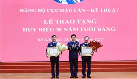 Trao Huy hiệu 30 năm tuổi Đảng cho đảng viên ưu tú Cảnh sát biển