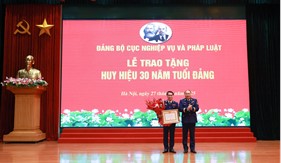Thiếu tướng Vũ Trung Kiên - Phó Tư lệnh Pháp luật Cảnh sát biển Việt Nam nhận Huy hiệu 30 năm tuổi Đảng