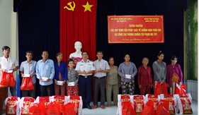 Hải đoàn 42 đồng hành cùng ngư dân Cà Mau