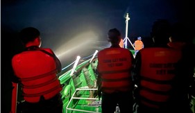 Bộ Tư lệnh Vùng Cảnh sát biển 4 kịp thời cứu vớt ngư dân gặp nạn trên biển