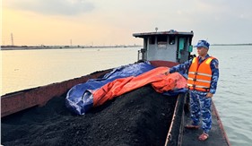 Bộ Tư lệnh Vùng Cảnh sát biển 1 bắt giữ tàu chở 110 tấn than không rõ nguồn gốc