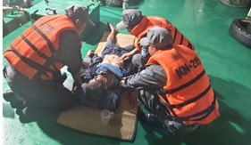 Kịp thời cấp cứu ngư dân có biểu hiện bất thường về sức khỏe