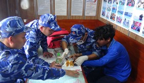 Cán bộ, chiến sĩ tàu CSB 4035 kịp thời hỗ trợ ngư dân gặp nạn trên biển