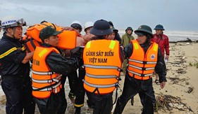 Kịp thời ứng cứu 11 thuyền viên tàu cá gặp nạn tại Cửa Việt
