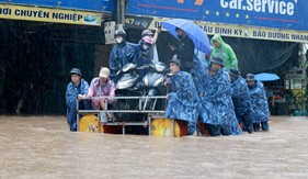 Ấm tình quân dân trong mưa bão