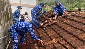 Vùng Cảnh sát biển 1 tích cực giúp dân khắc phục hậu quả sau bão