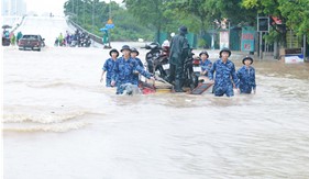 Hỗ trợ người dân di chuyển qua vùng ngập sâu khu vực cầu Ngà