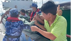 Bộ Tư lệnh Vùng Cảnh sát biển 1 hỗ trợ cấp cứu thuỷ thủ tàu hàng bị đột quỵ trên biển