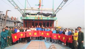 Tuyên truyền pháp luật và tặng cờ Tổ quốc cho ngư dân tại phường Cửa Lò, tỉnh Nghệ An