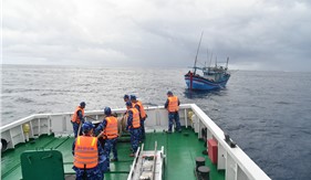 Tàu 369/Bộ Tư lệnh Vùng Cảnh sát biển 2 cứu tàu cá gặp nạn trên vùng biển Trường Sa