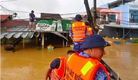 Bộ Tư lệnh Vùng Cảnh sát biển 2 giúp đỡ nhân dân vùng lũ lụt 