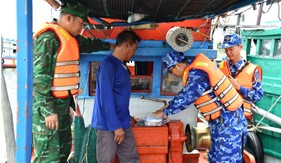 Tiếp tục bắt giữ 2 tàu cá có hành vi tàng trữ, vận chuyển trái phép 2 thiết bị VMS