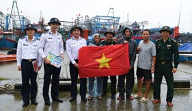 Hải đội 202 phối hợp tuyên truyền chống IUU cho ngư dân