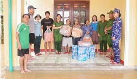 Phụ nữ Bộ Tư lệnh Vùng Cảnh sát biển 2 phối hợp tặng quà nhân dân bị ảnh hưởng lũ lụt