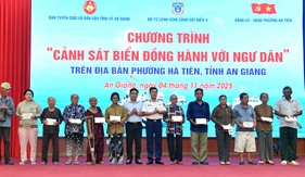 Bộ Tư lệnh Vùng Cảnh sát biển 4 đồng hành với ngư dân phường Hà Tiên