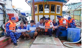 Hải đội 422 tuyên truyền chống IUU cho ngư dân