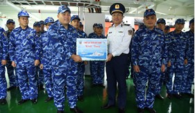 Tư lệnh Cảnh sát biển Việt Nam kiểm tra tàu CSB 8004 chuẩn bị thực hiện công tác đối ngoại quốc phòng