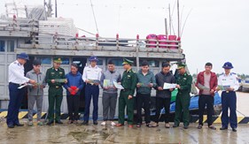Hải đội 202 tiếp tục đẩy mạnh tuyên truyền phòng, chống khai thác IUU cho ngư dân 