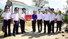 Bộ Tư lệnh Vùng Cảnh sát biển 2: Nặng nghĩa tình quân dân, sưởi ấm lòng bà con vùng bão lũ