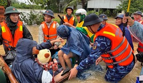 Hải đoàn 32 huy động hơn 100 cán bộ, chiến sĩ hỗ trợ nhân dân Khánh Hòa vượt qua mưa lũ