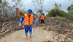 Bước chân lính biển giữa lũ dữ: Nơi nhân dân cần, họ có mặt