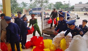 Hải đội 202 hỗ trợ bà con nhân dân vùng lũ tỉnh Quảng Trị