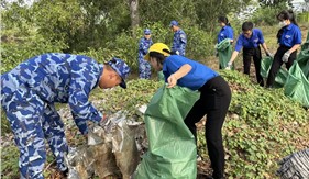 Bộ Tư lệnh Vùng Cảnh sát biển 3 tham gia làm sạch môi trường tại phường Phước Thắng