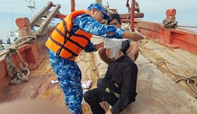 Bộ Tư lệnh Vùng Cảnh sát biển 1 cấp cứu ngư dân bị nạn trên biển