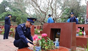 Đoàn viên, thanh niên khối cơ quan Cảnh sát biển dọn dẹp nghĩa trang