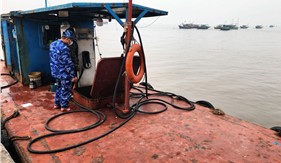 Cảnh sát biển tạm giữ tàu chở dầu không rõ nguồn gốc