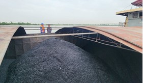 Bộ Tư lệnh Vùng Cảnh sát biển 1 tạm giữ tàu chở 700 tấn bã xít không rõ nguồn gốc