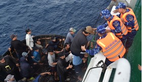 Bộ Tư lệnh Vùng Cảnh sát biển 2 tiếp nhận 52 thuyền viên tàu cá Đà Nẵng bị chìm ở Trường Sa