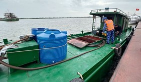 Bộ Tư lệnh Vùng Cảnh sát biển 1 tạm giữ tàu chở dầu DO không rõ nguồn gốc